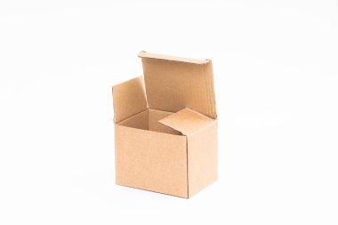 beyaz arkaplanda kahverengi karton kutu