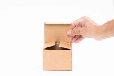 Beyaz arka plan üzerinde kahverengi kağıt kutu tutan adam el