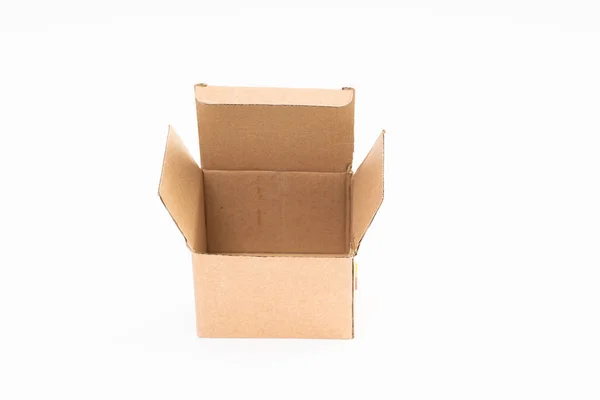 Коричневая бумажная коробка на белом фоне — стоковое фото