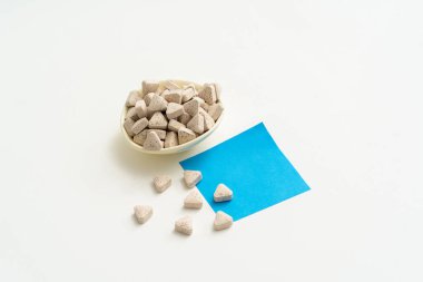 Boş mavi post-it ile Beyaz vitamin hapları 