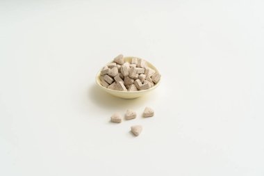 Beyaz arka planda beyaz vitamin hapları
