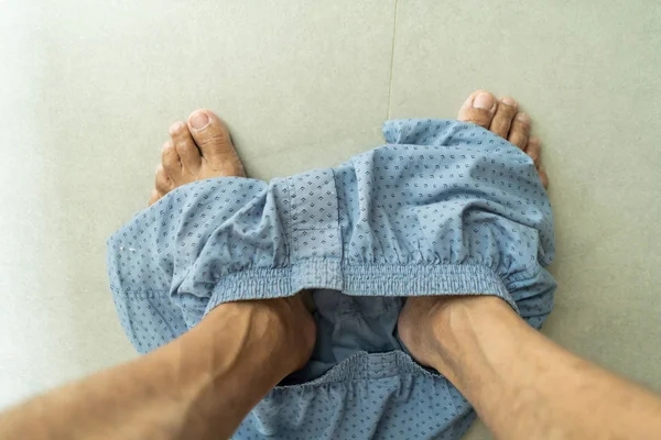 Visão superior do homem pé com boxer underware ao usar o banheiro — Fotografia de Stock