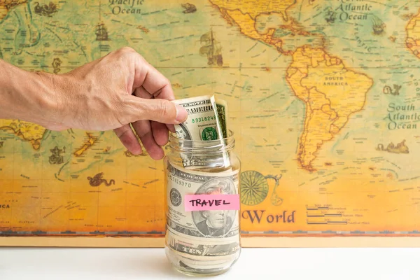 Dinheiro para viagens Mão segurando EUA. dólar com mapa vintage — Fotografia de Stock