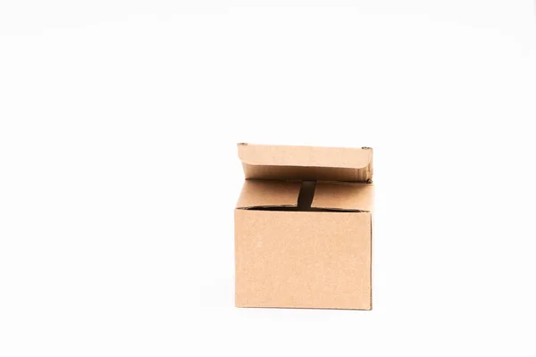 Caixa de papel marrom no fundo branco — Fotografia de Stock