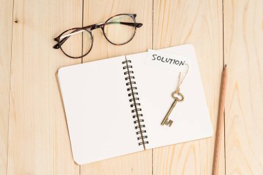 Boş not defteri ve okuma üzerinde çözüm kelime ile eski vintage anahtar