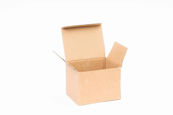 Beyaz arkaplanda kahverengi karton kutu — Stok fotoğraf