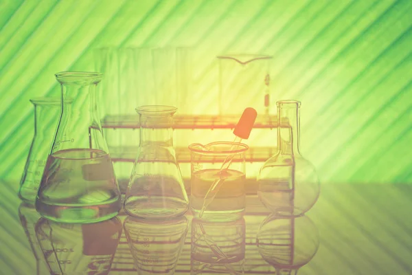 Yeşil doğa ile tıp ve bilim için laboratuvar ekipmanları b — Stok fotoğraf