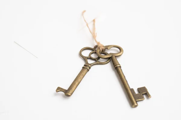Antiguo llave de latón vintage sobre fondo blanco —  Fotos de Stock