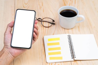 Ofis masası backgrou ile el tutma boş ekran akıllı telefon