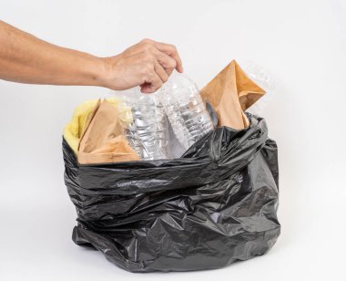 Beyaz arka planda çöp geri dönüşümlü çöp torbası