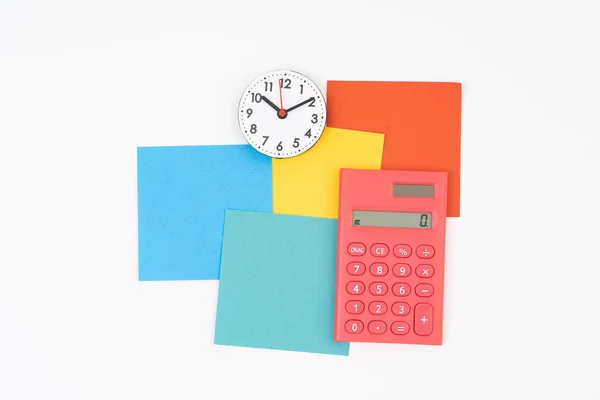 Post-it colorato bianco con calcolatrice e orologio — Foto Stock