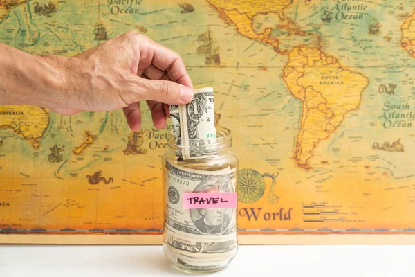 Dinheiro para viagens Mão segurando EUA. dólar com mapa vintage — Fotografia de Stock