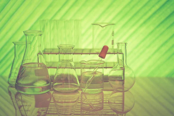Yeşil doğa ile tıp ve bilim için laboratuvar ekipmanları b — Stok fotoğraf