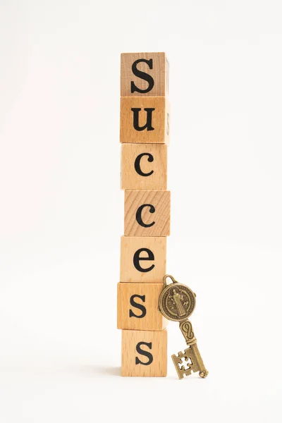 Wood block success word with key on white background. for busine — Stock Photo, Image
