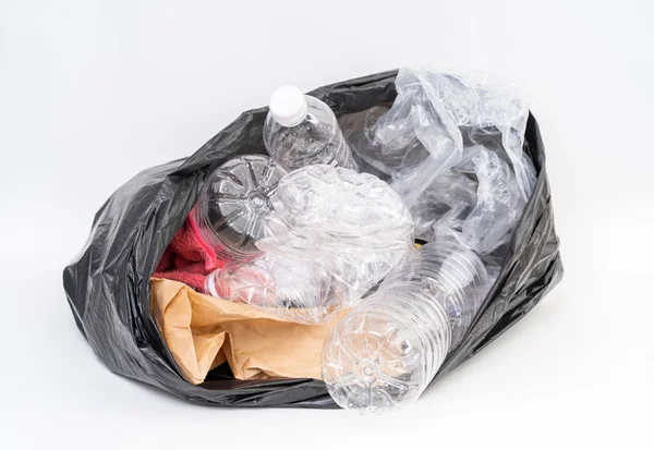 Beyaz arka planda çöp geri dönüşümlü çöp torbası — Stok fotoğraf