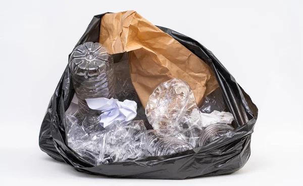 Müllsack mit Recyclingmüll auf weißem Hintergrund — Stockfoto