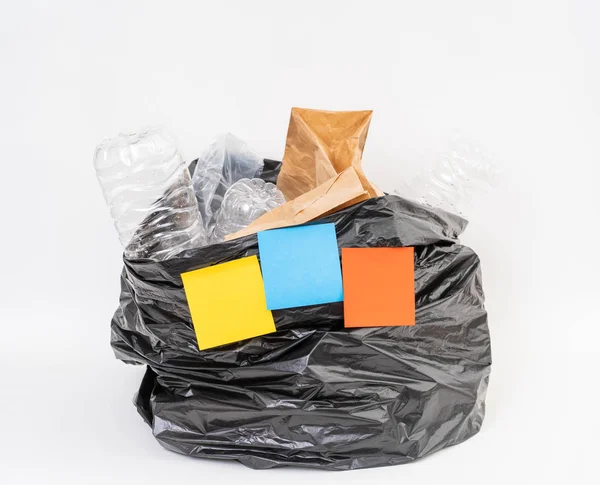 Müllsack mit Recyclingmüll auf weißem Hintergrund — Stockfoto