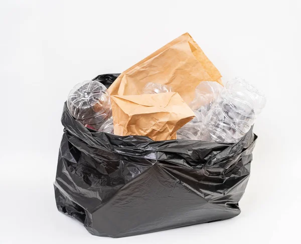 Saco de lixo com reciclagem de lixo no fundo branco — Fotografia de Stock