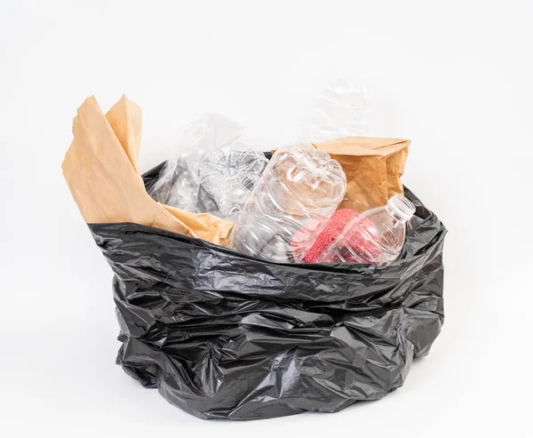 Müllsack mit Recyclingmüll auf weißem Hintergrund — Stockfoto