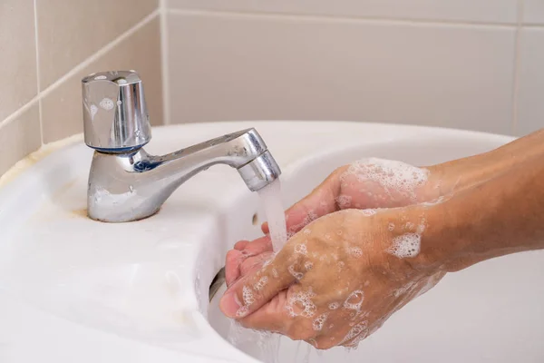 Lavaggio a mano con schiuma di sapone — Foto Stock