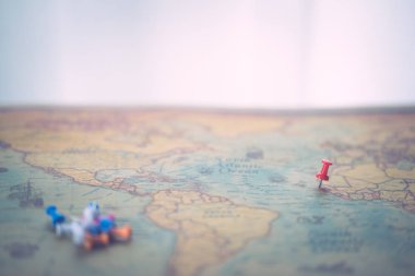 Dünya haritasında kırmızı nokta. Eski renk efekt edildi