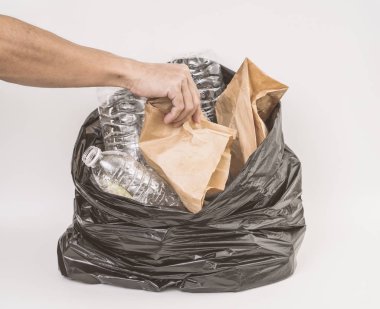 Beyaz arka planda çöp geri dönüşümlü çöp torbası