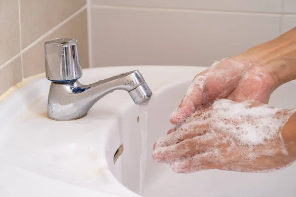 Händewaschen mit Seifenschaum — Stockfoto