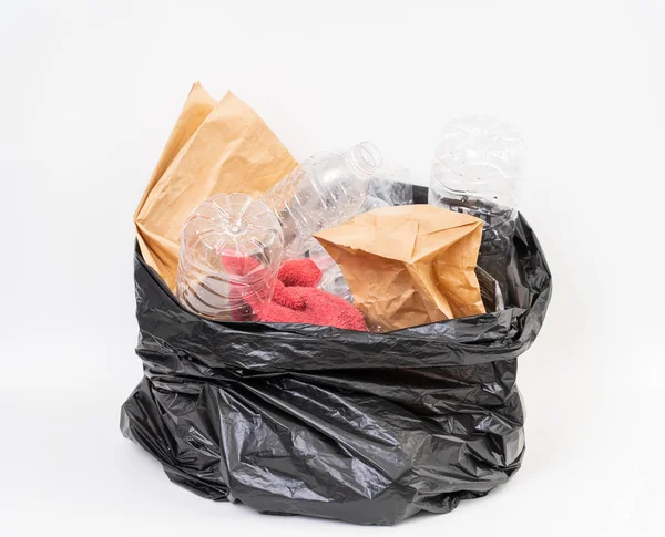 흰색 배경에 재활용 쓰레기가있는 쓰레기 봉투 — 스톡 사진