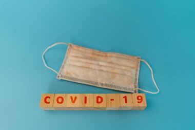 Kullanılmış yüz maskesi COVID-19 salgınını önler. Evde kal. Dikkatli ol.