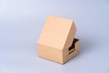 Yiyecek paketi için kahverengi karton kutu. Gri arkaplanda bir karton.