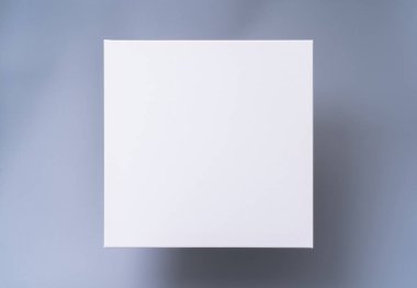 Gri arkaplanda boş beyaz tuval çerçeve