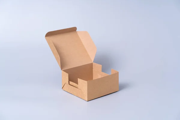 用于食品包装的褐色纸盒 灰色背景的纸盒 — 图库照片