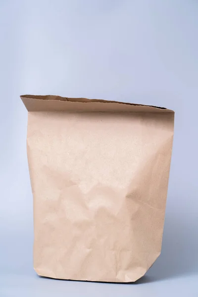 灰色の背景にリサイクル茶色の紙袋 — ストック写真