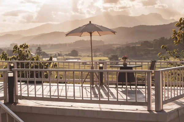 Home Dachterrasse Mit Couchtisch Und Blick Auf Den Bauernhof — Stockfoto