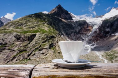 Dağ manzaralı, Alpler üzerine keyifli ara kahve fincanı