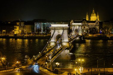 Budapeşte, Macaristan'ın başkenti Tuna Nehri geçip gece Chain Bridge.