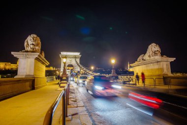 Gece fotoğraf ışıklı binanın arka planda Szchenyi Chain Bridge Budapeşte Macar Parlamentosu.