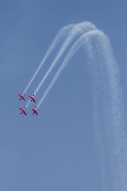 Mavi gökyüzünde uçak geçit töreni