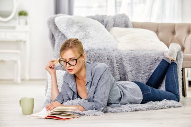 Kız bir yerde okuma kitap