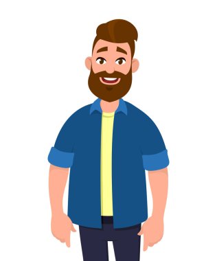 Yakışıklı genç adam ayakta ve görünümlü bir gülümseme.