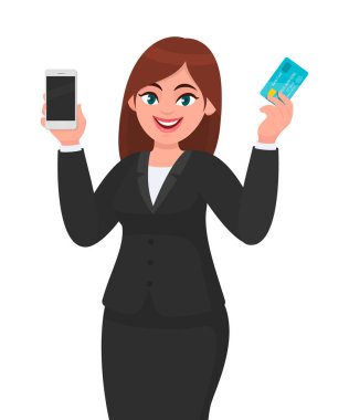 Yeni cep telefonu, cep telefonu, akıllı telefon ve kredi/banka/Atm bankacılık kartını elinde gösteren/tutan profesyonel genç iş kadını. Modern teknoloji, en son trendler, dijital cihaz ve cihaz konsepti.
