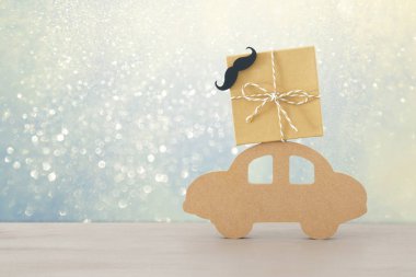 Çatıda baba için mevcut hediye kutusu ile ahşap araba görüntüsü. Babalar günü kavramı
