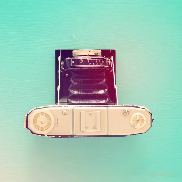 Nane arka plan üzerinde vintage fotoğraf makinesinin üstten görünüm