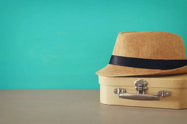 Afbeelding Van Oude Doos Mannelijke Fedora Hoed Houten Tafel Father — Stockfoto