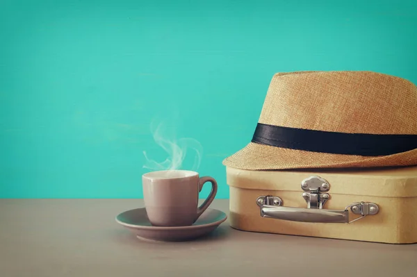 Imagen Taza Café Caja Vieja Sombrero Fedora Masculino Sobre Mesa — Foto de Stock