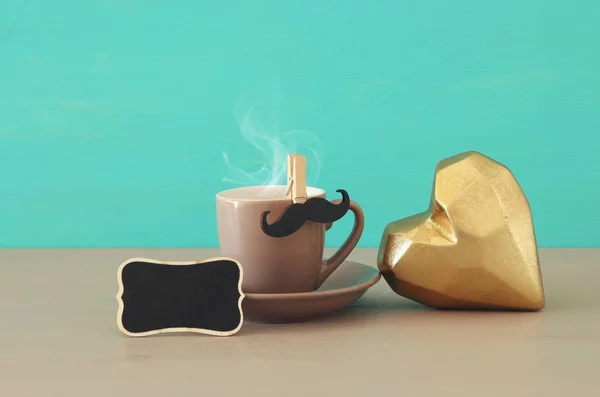 一杯咖啡和黑胡子在木桌上的形象 父亲节概念 — 图库照片