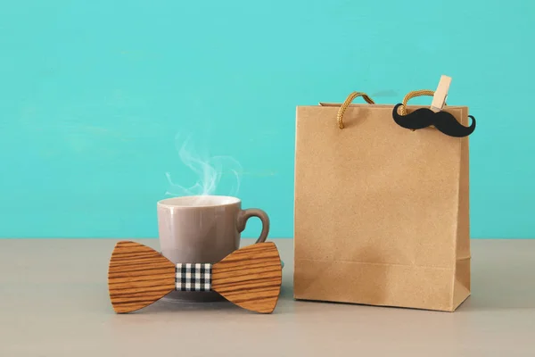 Imagen Bolsa Compras Pajarita Taza Café Regalo Para Papá Concepto — Foto de Stock