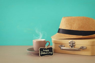 Fincan kahve, eski kutu ve erkek fedora şapka ahşap masa üzerinde görüntü. Babalar günü kavramı