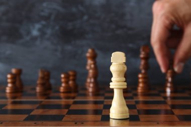 İşadamı el satranç şekil satranç tahtası üzerinde hareketli görüntü. İş, rekabet, strateji, liderlik ve başarı kavramı
