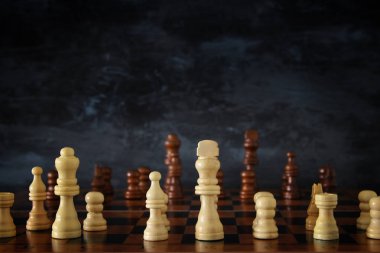 Satranç oyununu görüntüsü. İş, rekabet, strateji, liderlik ve başarı kavramı
